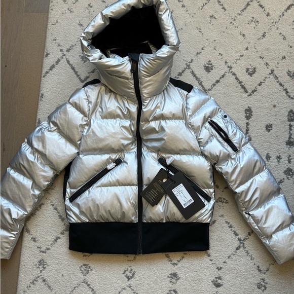 🎿NWT Goldbergh Aura Puffer Women’s Ski Jacket Metallic Silver w/ Black Star 🌟 - Picture 4 of 10
